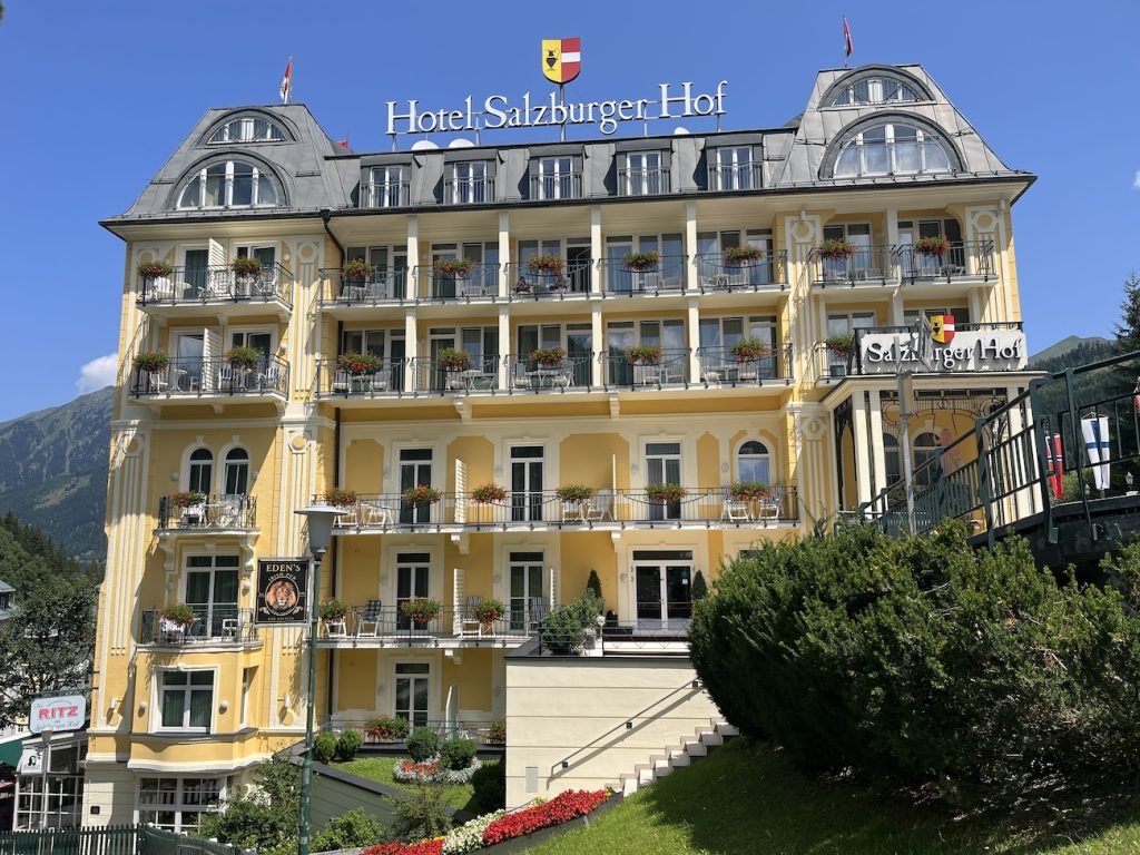 Salzburger hof i Badgastein i sommarskrud