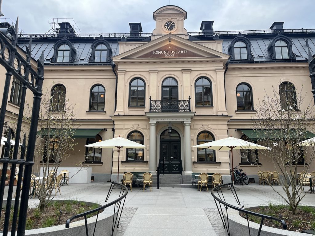 Stockholms stadshotell fasad med piazza utanför