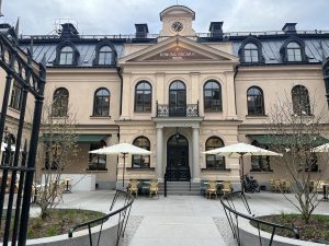 Stockholms stadshotell fasad med piazza utanför